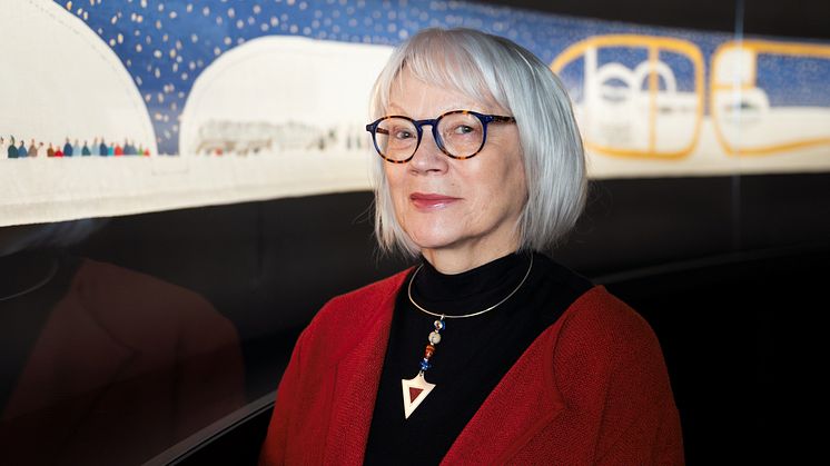 Britta Markatt-Labba foran verket «Historjá» i Nasjonalmuseet. Foto: Ina Wesenberg / Nasjonalmuseet