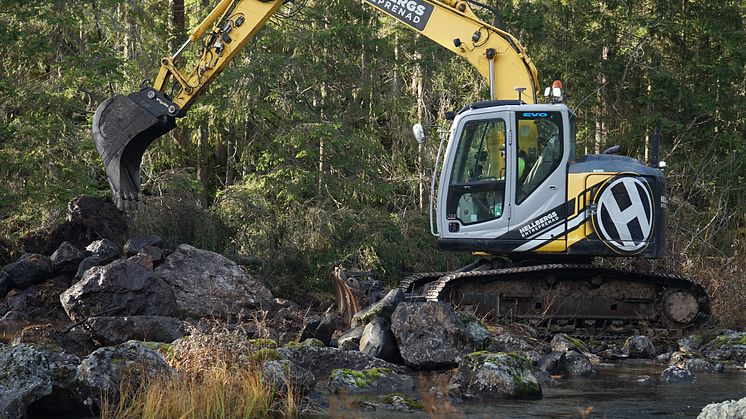Grävmaskin restaurerar vattenmiljö