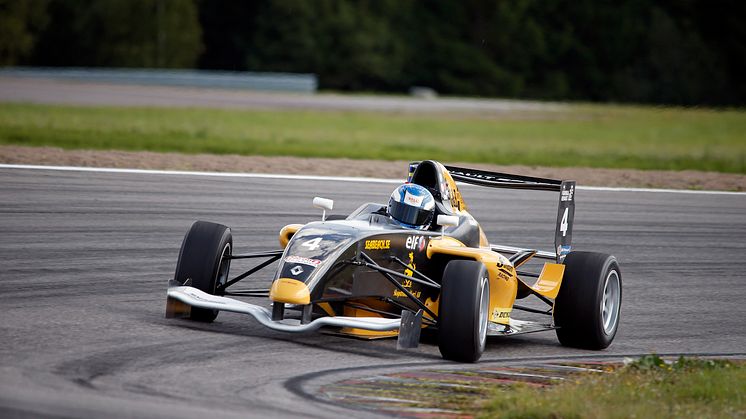 Dramatiskt när Lukas Sundahl tog andra segern i Formel Renault 1,6