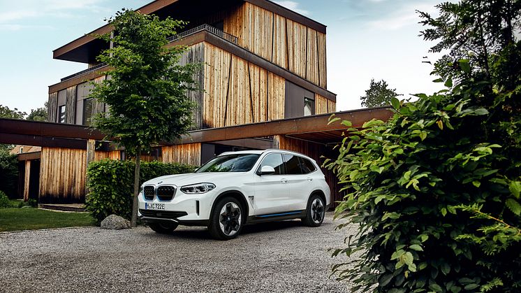 Upouusi BMW iX3: Tehokasta ja sähköistä ajamisen iloa maastoautolla