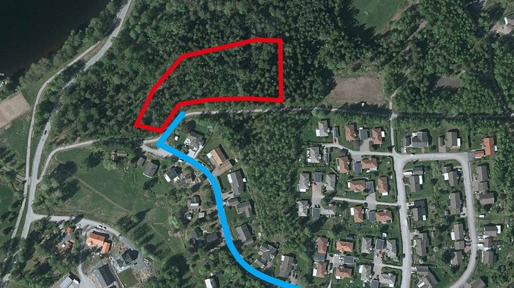 Planerad anslutningsväg (blå) till nytt bostadsområdet (rött).