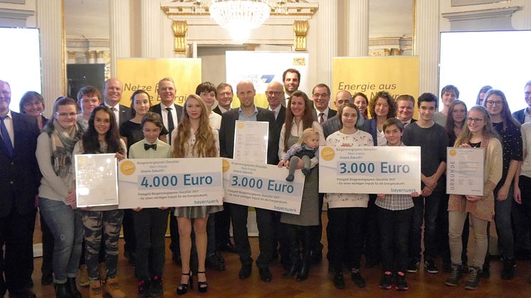 Impulsgeber für die Energiezukunft: Das Johann-Michael-Fischer-Gymnasium Burglengenfeld, Wolfgang Wilhelm aus Regensburg und die Klimajugend Schierling sind am Donnerstag in Regensburg mit dem Bürgerenergiepreis Oberpfalz 2017 ausgezeichnet worden.