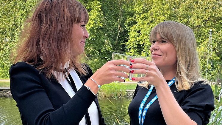 Jeanette Gustafsson och Hanna Sillfors, alkoholhandläggare på Ängelholms kommun, skålar i kranvatten
