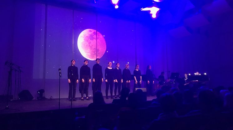 Bilden från Kulturskolans David Bowie-föreställning 2017. Foto: Sergey Vasiliev