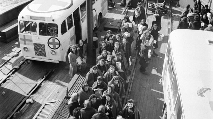 Före detta koncentrationslägerfångar, nyss anlända till Sverige med de Vita bussarna. Foto: KW Gullers, Nordiska museets arkiv.