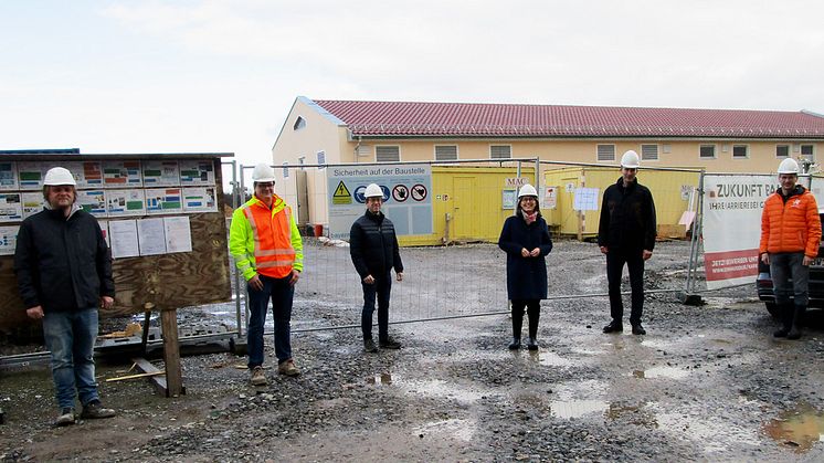 Bogens Bürgermeisterin Andrea Probst hat sich vor Ort einen Eindruck vom Baufortschritt des neuen Umspannwerks gemacht. Projektleiter Michael Bauer (l.) und Kommunalmanager Andre Zorger (3.v.l.) haben den 7,4-Millionen-Euro-Bau vorgestellt.