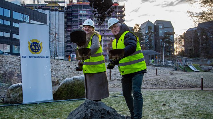 Petra Ahlström, affärschef NCC Building och Lars Göran Andersson, vd HSB Göteborg tar första spadtaget!  (Foto: Rickard Fränberg)
