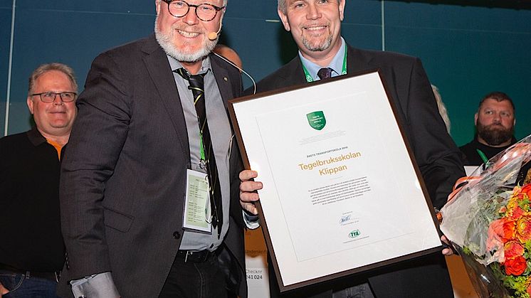 Tegelbruksskolan i Klippan blev 2019 utnämnd till Årets Transportskola. Biträdande rektor Johan Jönsson tar mot diplom från TYAs Lasse Holm. Foto: Evelina Carborn