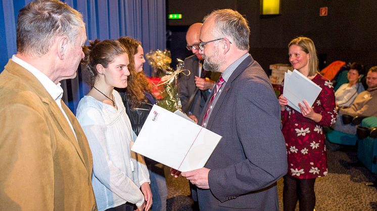Landrat Daniel Kurth und der Vorsitzende des Barnimer Kreistages, Prof. Dr. Alfred Schultz, zeichneten die Stipendiaten aus. Foto: Torsten Stapel