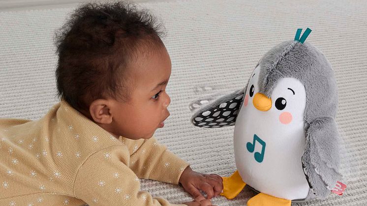 Fisher-Price Expertin erklärt, warum Kuscheln und körperliche Nähe essenziell für die frühkindliche Entwicklung sind.