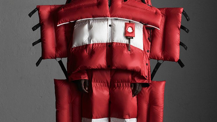 HAVSKRÆK - MONCLER x CRAIG GREEN (Frankrig, UK) Craig Green har beskrevet sin egen frygt for det åbne hav som en frygt for det ukendte. Den overdimensionerede flyverdragt ligner en redningsflåde, der kan bruges til at navigere et oprørt hav.