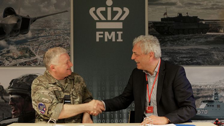 Lieutenant General Kim Jesper Jørgensen, Director of the Ministry of Defence's Materiel and Procurement Agency shakes hand with Systematic CEO Michael Holm.