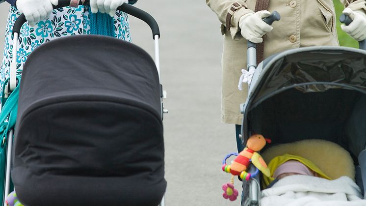 Studien visar att korta uppehåll från arbetsmarknaden inte nödvändigtvis hindrar möjligheten till framtida arbete. Föräldraledighet på deltid skulle kunna erbjuda nyanlända mammor möjligheter till integration. Foto: Craig/Mostphotos
