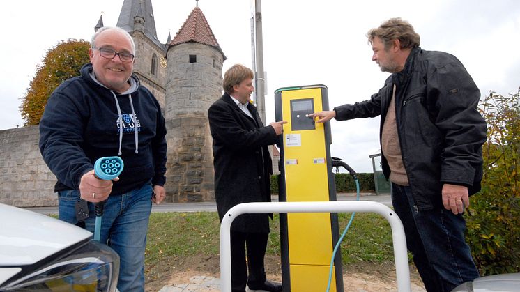 Freuen sich über die neuen Lademöglichkeiten am Heßdorfer Rathaus und in Hannberg (v. l.): der erste Kunde, ein Anwohner aus Großenseebach, sowie Bayernwerk-Kommunalbetreuer Ralf Schwarz und Heßdorfs Bürgermeister Horst Rehder.