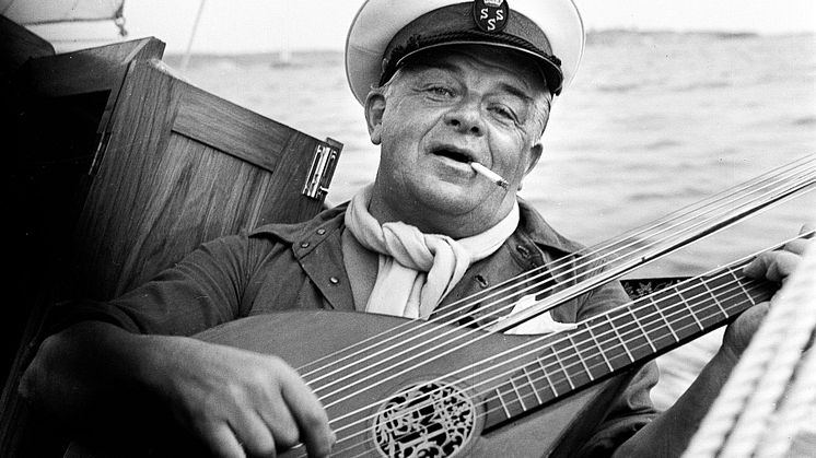 EvertTaube_ombord_foto_Oscar-Norberg_1950_1920x1254