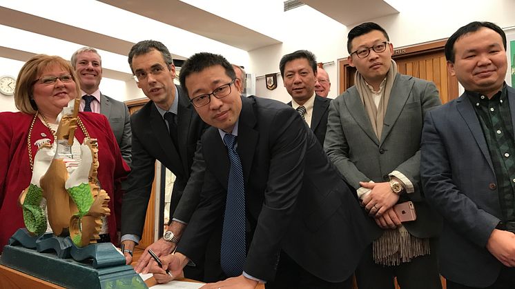 Partnership signature with Shugai Wang, Executive Vice-President of TusPark Group and Tom Warburton, Director of Investment and Development at Newcastle City Council. 