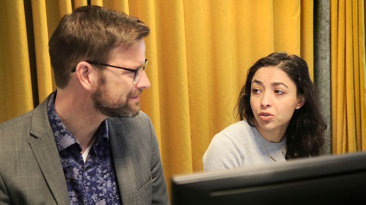 Zahra Khais Shahid är ny kommundoktorand i Skellefteå. Här med Mattias Rönngren, avdelningschef på Skellefteå kommun.