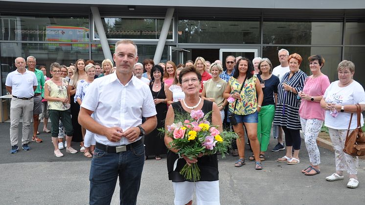 Ruhestand: 50 Jahre ist es her, dass Marion Wölfel ihr Berufsleben bei Hephata begann. Ende August ging sie in den Ruhestand. Dafür gab es Blumen von Geschäftsführer Alexander Stein – im Kreise vieler Wegbegleiter*innen.