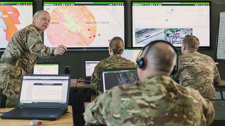 IMG1294_01_UK_Staff-talking-in-headquarter.jpg