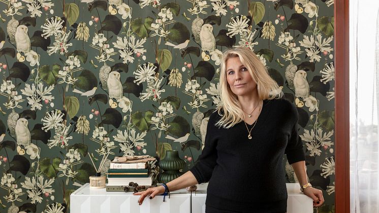I augusti landar Rustas DIY-nyheter i varuhuset. Sticker ut lite extra gör tapetkollektionen Together, med mönsterglädje signerad formgivaren Tess Callervik.