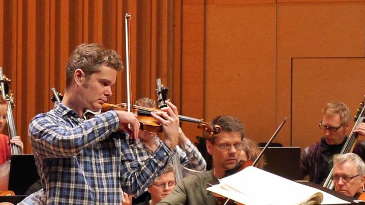 Paul Waltman uruppför violinkonsert av B T Andersson, tillsammans med Norrköpings Symfoniorkester