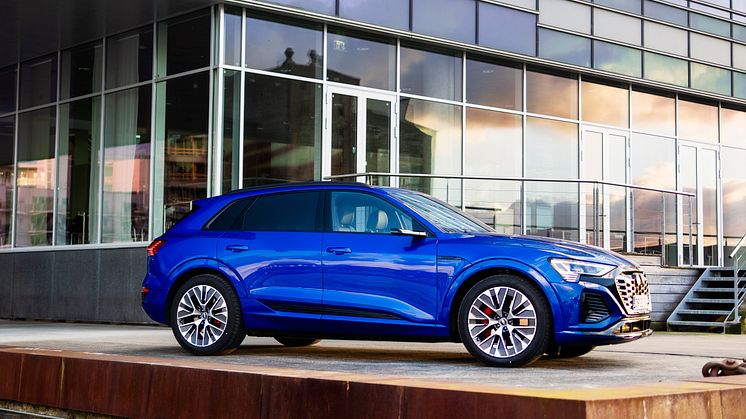 Audi Q8 e-tron (Ultrablå metallak)