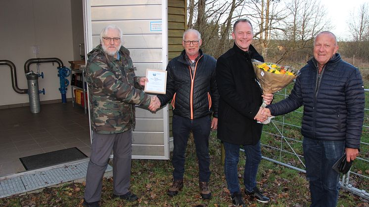 Rebild Vandværk modtager Rebild Natur- og Miljøpris 2019. Fra venstre: formand for Det Grønne Råd Andreas Bekker, formand for Rebild Vandværk Jens Henriksen, Teknik- og Miljøudvalgsformand Kim Edberg Andersen og kasserer i vandværket Hans Johansen.