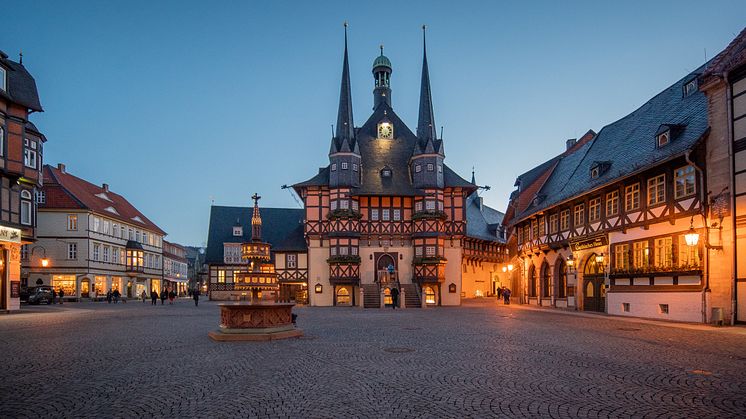 Wernigerode_Marktplatz_mit_altem_Rathaus,_Deutsche_Fachwerkstraße