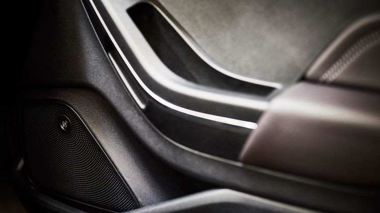 Zehn strategisch angeordnete Premium-Lautsprecher, darunter ein im Kofferraum integrierter Subwoofer