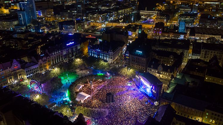 Housestjärnan Otto Knows avslutade Malmöfestivalen 2019 inför ett fullsatt Stortorget. Foto: Magnus Franzén/Highshot