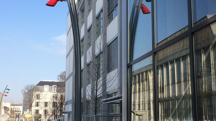 ARINI – Med ljus, Wi-Fi, högtalare, kamera eller GOBO