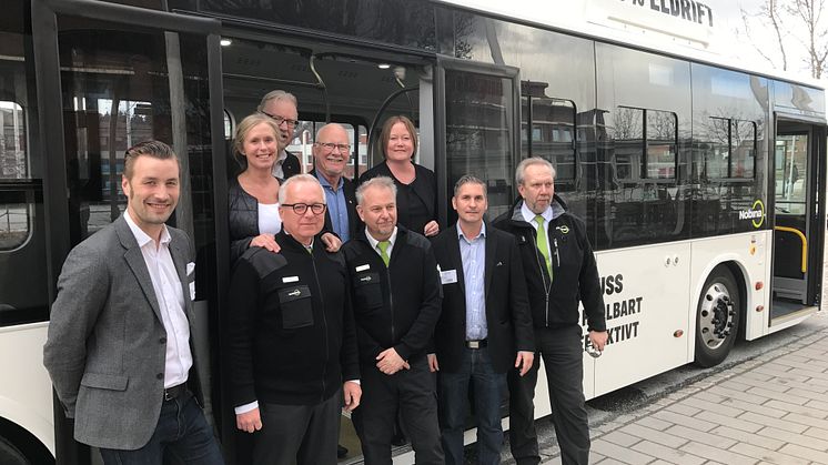 Norrtälje kommuns kommunalråd Ingrid Landin (MP), Olle Jansson (S), Anders Olander (C) och Ulrika Falk (S) bakom representanter för Nobina vid ett test av de planerade elbussarna.