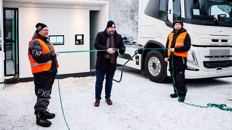 Patrik Lundström Cut the Ribbon. Photo: Mats Engfors (Fotographic) free rights to use images