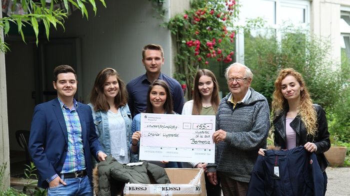 Das Barmenia-Sozialpartnerprojekt-Team (Stefano Fisconi, Elina Klayziewski, Jens, Biermann, Sherina Raucamp v.l.) überreicht die Kleider- und Geldspende an die Chance! Wuppertal.