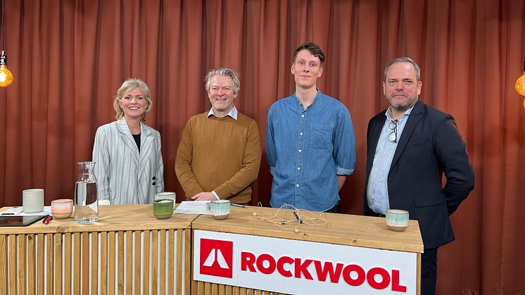ROCKWOOLs webinar om de nye klimakrav i byggeriet satte fokus på en kollektiv bekymring om manglen på kvalificeret arbejdskraft. Fra venstre ses: moderator Lotte Thor, Poul-Erik Olsen, CG Jensen, Magnus Smith, SWECO og Christian Kofod, ROCKWOOL