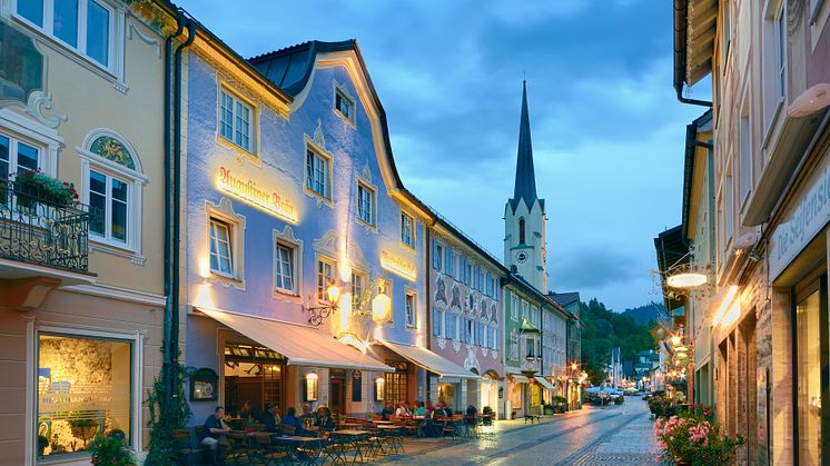 Garmisch-Partenkirchen_Ludwigstrasse_mit_Maria_Himmelfahrts_Kirche.jpg