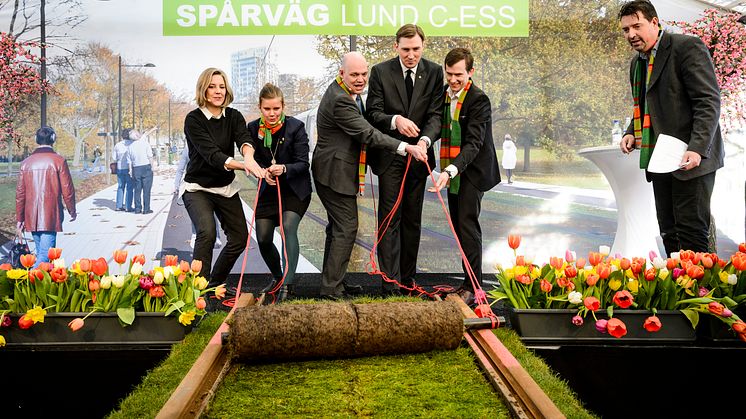 Miljöminister Karolina Skog (MP), Emma Berginger (MP), ordförande tekniska nämnden, Anders Almgren (S) , kommunstyrelsens ordförande, Henrik Fritzon (S), Region Skånes ordförande och Lars Lindberg, vice VD Skanska Sverige AB . Foto: Kennet Ruona
