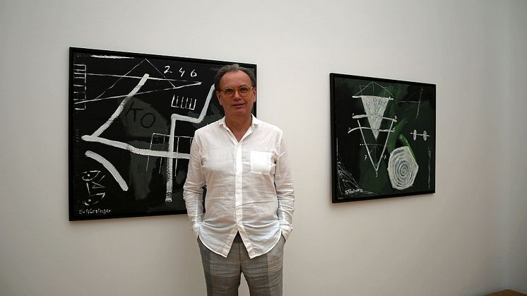 Museum der bildenden Künste - Dr. Alfred Weidinger vor Werken von Gil Schlesinger 