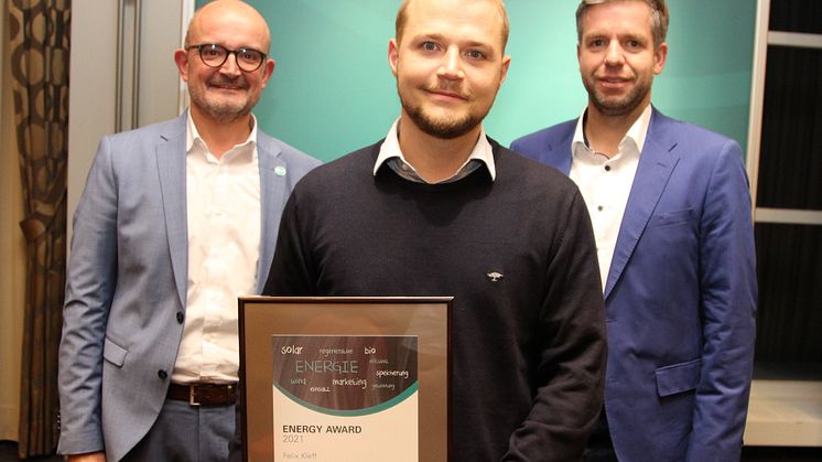 Freuen sich über den Energy Award: Westfalen Weser Geschäftsführer Andreas Speith, Preisträger Felix Kleff und Sebastian Föste, HAWK (v.l.)