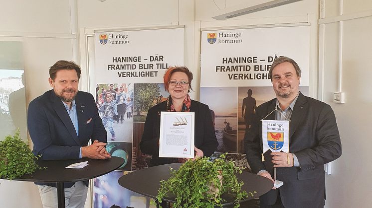Här tar Haninge kommuns förtroendevalda mot priset Guldtriangeln. Foto: Nils Bergmark