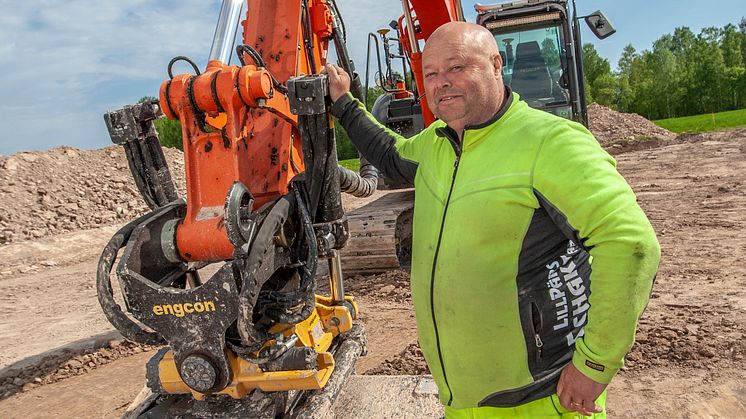 ZX135USLC-6_Hitachi_bandgrävare_frontbild_1378