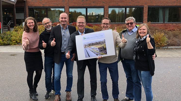 GLADNYHET FOR MUSEENE I HEDMARK: Kommunikasjonssjef Stine S. Skjæret (f.v.), avdelingsdirektør ved Domkirkeodden, Magne Rugsveen, adm.dir. i Anno Sven Inge Sunde, stortingsrepresentantene Tor André Johnsen og Kristian Tonning Riise, avdelingsdirektør