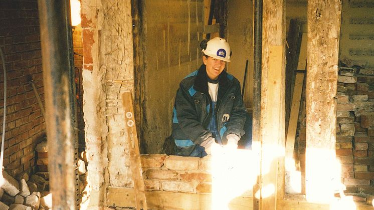 ABK:s uthyrare Ann-Britt Nilsson murar i renoveringen av 1700-talshuset i kv Kommendanten 1998