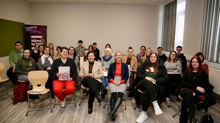  Gaben den Interessierten beim Hochschulerkundungstag der EHD Einblicke ins Studium in Schwalmstadt-Treysa (erste Reihe, von links): Diakonin Kathrin Rühl, Prof. Dr. Gotlind Ulshöfer und Prodekanin Prof. Dr. Susanne Gerner.