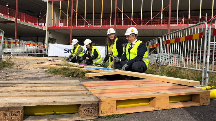 Eva Julin Dombrowe (L), Johanna Larsson (M), Monika Bubholz (MP) och Niklas Wikström (L) slog i varsin spik i takstolen innan den lyftes på plats på nya Fredricelund.