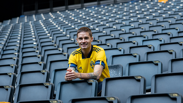 Varannan svensk kommer att följa de svenska fotbollslandslagen i sommarens mästerskap, visar en ny Sifo-undersökning från landslagens sponsor Carlsberg.
