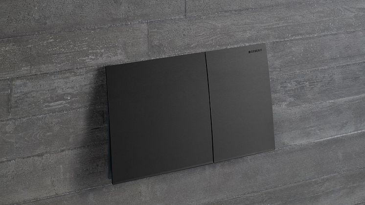 Geberit Sigma70 betjeningspladen bruger en mekanisme med to knapper, der aktiverer det vandbesparende  dobbeltskyl. Det minimalistiske design understøttes af den enkle installation og intuitive betjening.  