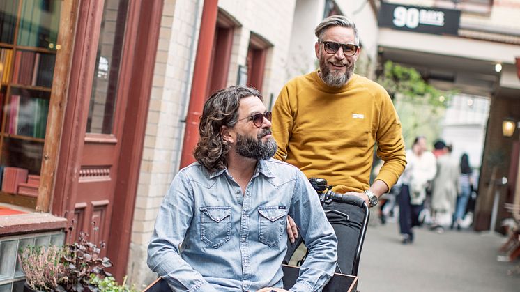 Kentuckysevens Jonas Löfvendahl och Magnus Säfström testar Victoriagårdens specialdesignade cykel som man kan tävla om under invigningsdagen den 11 maj.