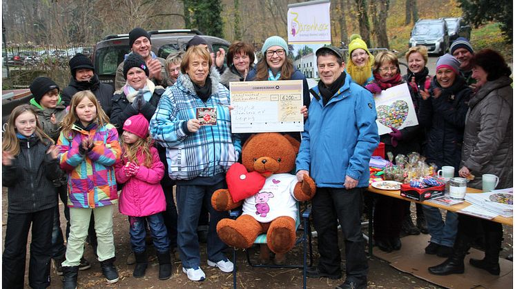 Gäste im Kinderhospiz: Michael Hirte spielt Mundharmonika und überreicht ein Adventsgeschenk
