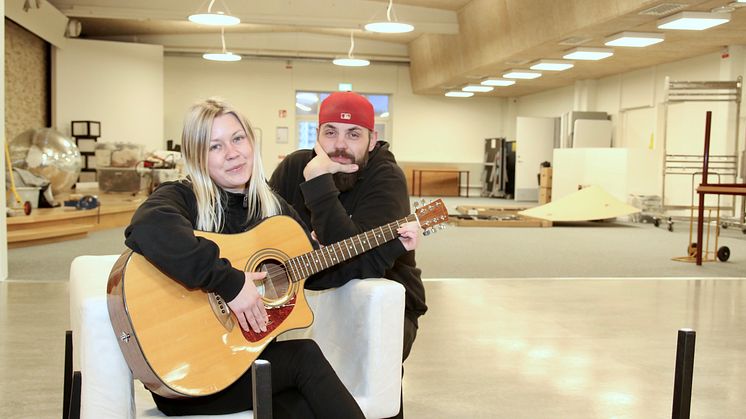 Fritidsledarna Emelie Lindström Olsson och Fuad Kapidzic har lite kvar att fixa innan nya fritidsgården Mega kan invigas 14 februari 2020.